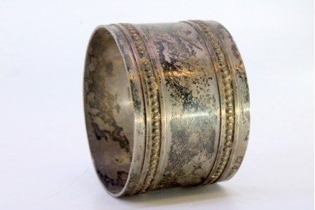 Argola de guardanapo em prata com relevos perlados em duplo friso.